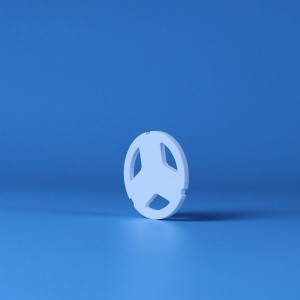 Pláta comhla ceirmeach alúmana