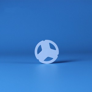 Pláta comhla ceirmeach alúmana