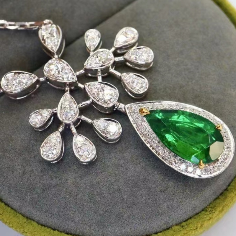 Dearadh Nua Saincheaptha Príobháideach 18K Óir le Muince Emerald 2.00ct le Teastas Cigireachta Guild