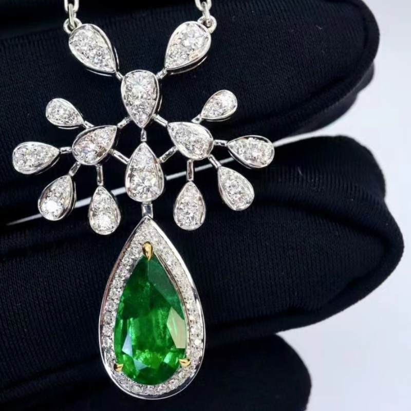 Dearadh Nua Saincheaptha Príobháideach 18K Óir le Muince Emerald 2.00ct le Teastas Cigireachta Guild