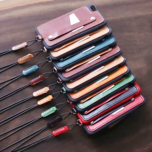 See sobib iPhone 8 mobiiltelefoni kaitsev nahast ümbris. See on valmistatud ülemisest vasikannahast. Nahast ümbris on disainitud käsirihmaga. Imporditud tpu + pc kaks ühes pehmes kummist korpuses on kukkumise ja kriimustamise vastane