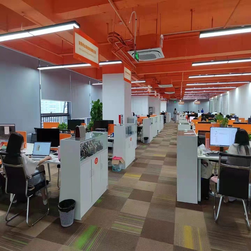 In oifigna cuideachta, tá an fhoireann ag obair go dian