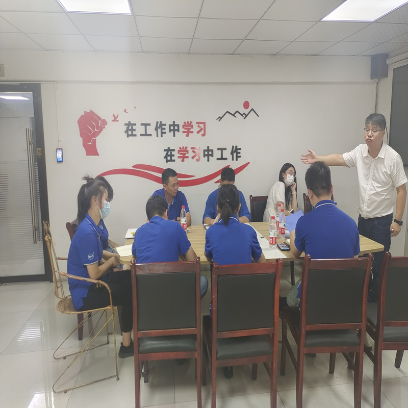 Tagann onnmhairí bainistíochta chuig ár gcuideachta chun treoir agus oiliúint a fháil