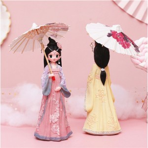 Cailín dainty le scáth fearthainne