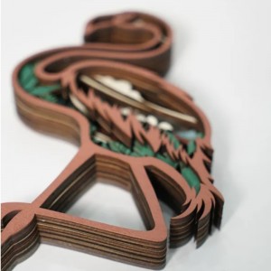 Maisiú déantúsáin adhmaid 3D flamingo