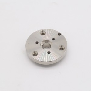 Cruach dhosmálta CNC ag casadh páirteanna muilleoireachta