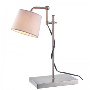 Lampa tasc inchoigeartaithe ag stáisiún oibre i seomraí aíochta