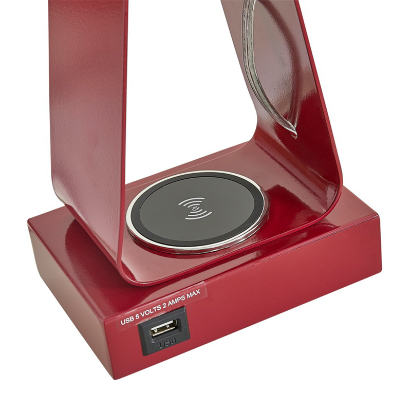 Lampa deasc beag bídeach le bailchríoch dearg, calafort muirir USB, stáisiún muirir gan sreang agus lasc rocker ar an seomra aíochta