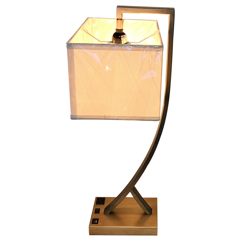 Lampa Deasc Críochnaithe Silver Antique le lasc rocker ar aghaidh, asraon áisiúil agus calafort muirir USB ag an seomra aoi