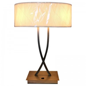 Lampa Deasc Deasc Críochnaithe Silver dhá sholas le lasc rocker ar an seomra aíochta