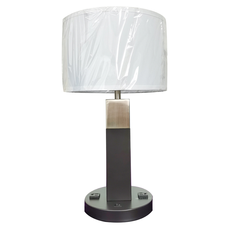 Dhá thóin dubh agus lampa tábla bailchríochnicil brushed le lasc rockernoff agus dhá asraon áisiúil ag an seomra aoi