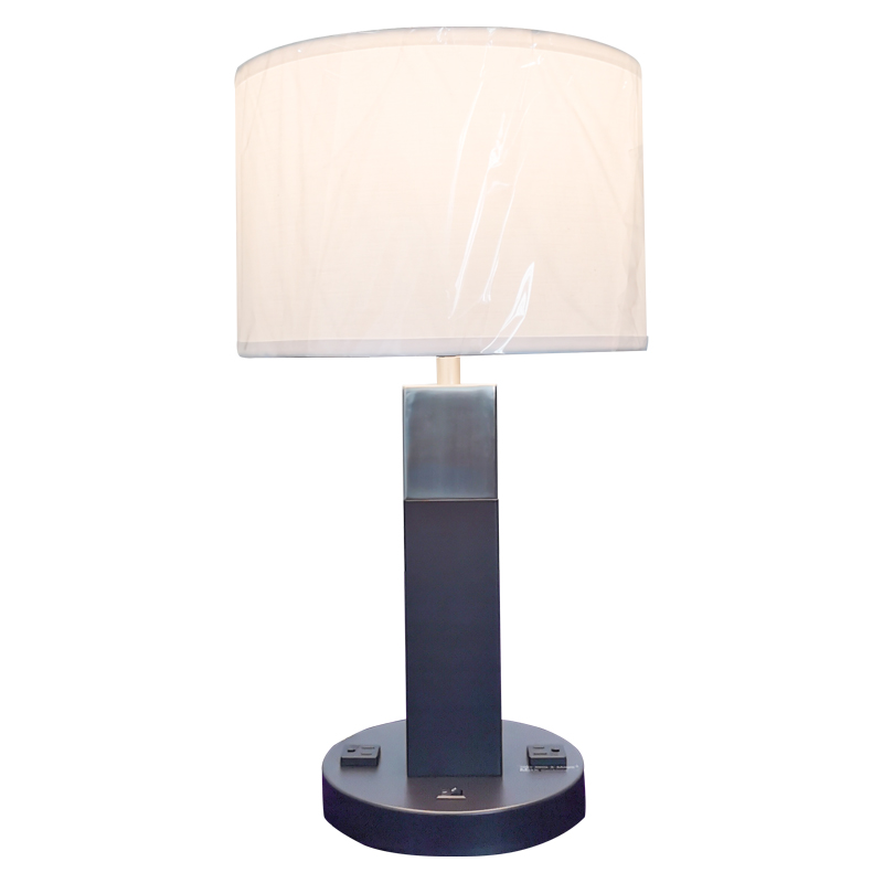 Dhá thóin dubh agus lampa tábla bailchríochnicil brushed le lasc rockernoff agus dhá asraon áisiúil ag an seomra aoi