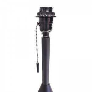 Lampa deasc bailchríoch dubh le lasc slabhra tarraingthe ag an seomra aíochta