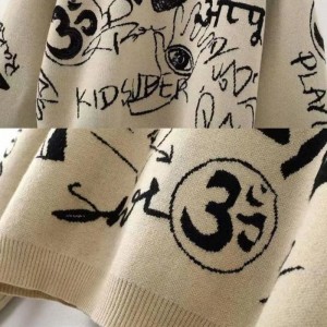 Glac le horduithe beaga ag déanamh cniotála cadáis ag déanamh geansaí fir déantúsaíochta