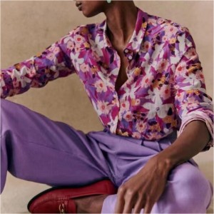 Patrúnnua-aimsearthanua-aimsearthana Fraincenua-aimseartha ag sileadh síoda agus cadás a chumasc léine tanaí le sleamhnán le sleeved fada