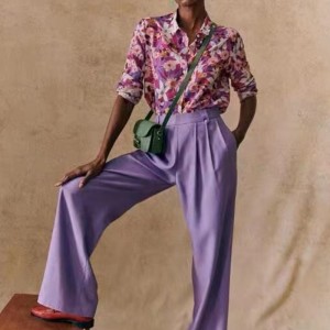 Patrúnnua-aimsearthanua-aimsearthana Fraincenua-aimseartha ag sileadh síoda agus cadás a chumasc léine tanaí le sleamhnán le sleeved fada