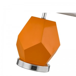 Lampa Tábla Óstán Hampton Inn le corp roisín agus lasc rocker ar an seomra aíochta óstáin