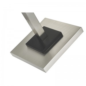 Lampa Urlár Miotal Óstán le bailchríochnicile brushed agus agus blas dubh ag an seomra aíochta