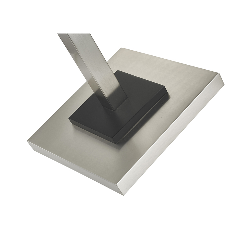 Lampa Urlár Miotal Óstán le bailchríochnicile brushed agus agus blas dubh ag an seomra aíochta