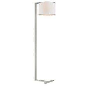 Tolg óstán hiltom in aice le lampa urláir le bailchríoch airgid ag an seomra aoi