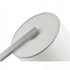 Tolg óstán hiltom in aice le lampa urláir le bailchríoch airgid ag an seomra aoi