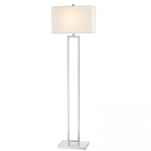 Tolg óstán Marriott in aice le lampa urláir le bailchríochnicile brushed ag an seomra aoi