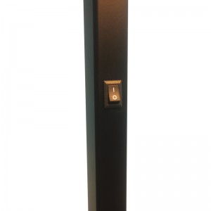 Tolg Óstán Waterwalk in aice le lampa urláir le bailchríoch dubhneamhlonrach ag an seomra aoi