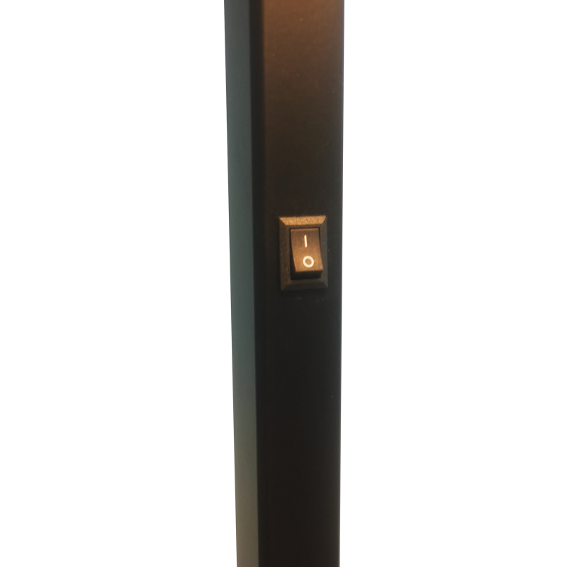 Tolg Óstán Waterwalk in aice le lampa urláir le bailchríoch dubhneamhlonrach ag an seomra aoi