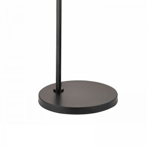 Tolg Óstán Waterwalk in aice le lampa urláir le bailchríoch dubhneamhlonrach ag an seomra aoi