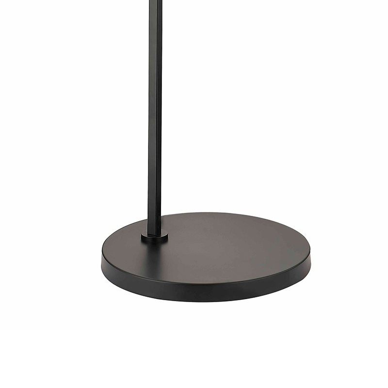 Tolg Óstán Waterwalk in aice le lampa urláir le bailchríoch dubhneamhlonrach ag an seomra aoi