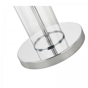 Lampa Urlár Miotal Óstán le bailchríoch chrome snasta ag tolg in aice leis an seomra aoi