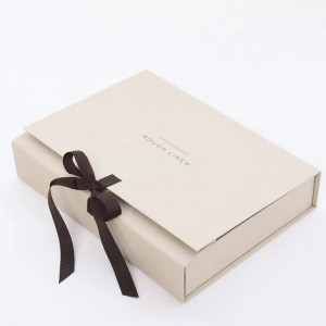 Bosca bronntanais leabhar saincheaptha