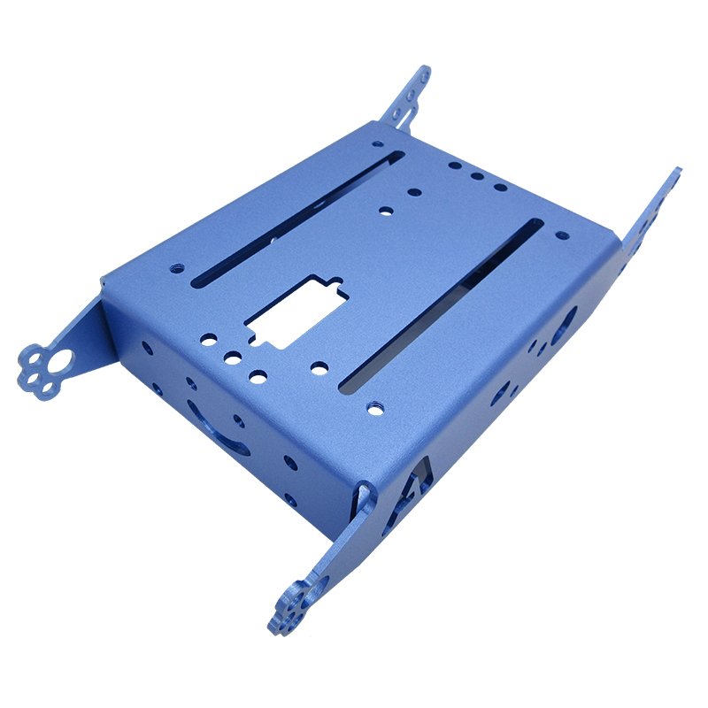 Próiseáil saincheaptha ar pháirteanna miotail cóimhiotail alúmanaim le bailchríoch anóidithe.