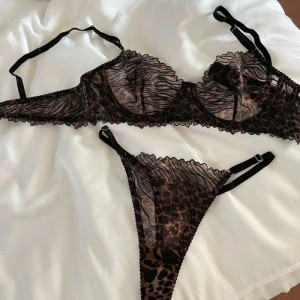 Lingerie sexy le haghaidh achomhairc phearsanta. Antoisceach - Tá bra tanaí leagtha síos le cló liopard, bróidnéireacht agus lása. Bras do bhrollach mhóra a íoslaghdaíonn an cuma agus a choisceann sagging wlv345price:$119.99
