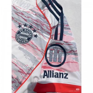 25/26 geansaithe Bayern Away i séasúrnuana