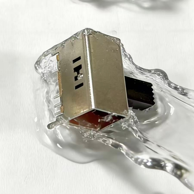 IP67 vs IP68: Cad\\An Fíordhifríocht i Rátálacha Cosanta Lasc Uiscedhíonach?